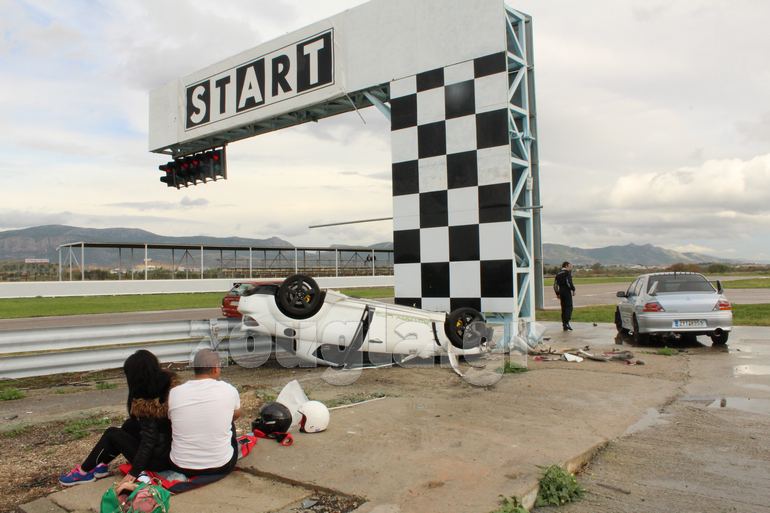 Σύμφωνα με μαρτυρίες στο συγκεκριμένο σημείο είχε βγει και το ασημί Mitsubishi EVO που βλέπετε δεξιά στην φωτογραφία...