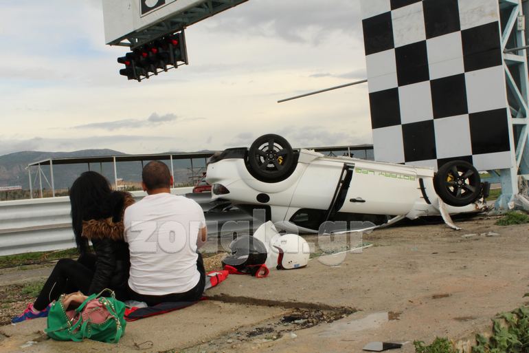 Ο οδηγός αναρωτιέται το λόγο που συνέβη το ατύχημα και η κοπέλα που καθόταν συνοδηγός φανερά σοκαρισμένη δεν μπορεί να πιστέψει πως έχει τραυματιστεί... Δίπλα στο κατεστραμμένο αυτοκίνητο περιμένουν το ασθενοφόρο...