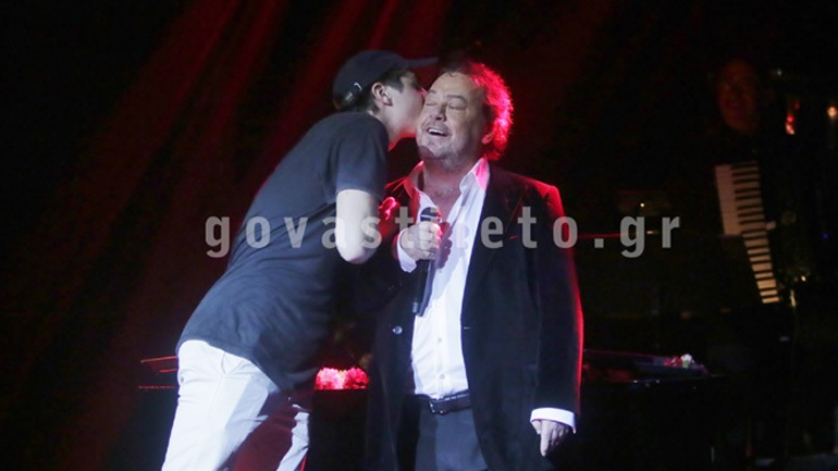 Το τρυφερό φιλί του μικρότερου γιου του Πάριου που τον συγκίνησε στην πρεμιέρα του!