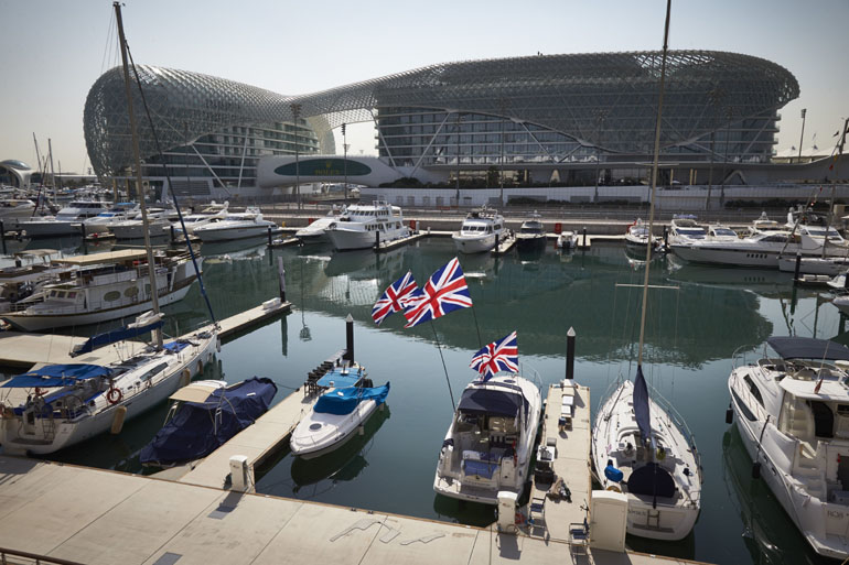 Πολυτελή σκάφη στη μαρίνα του Άμπου Ντάμπι... Αν υπάρχουν λεφτά....