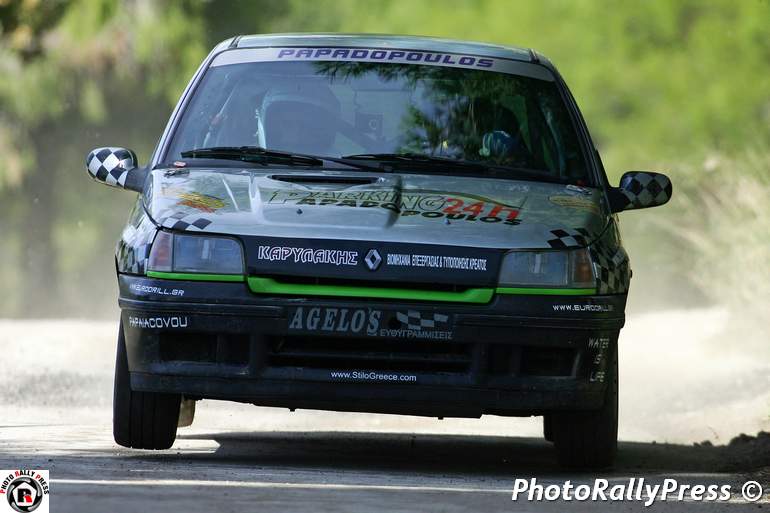 Οι Παπαδόπουλος - Παπαφράγκος με Renault Clio...