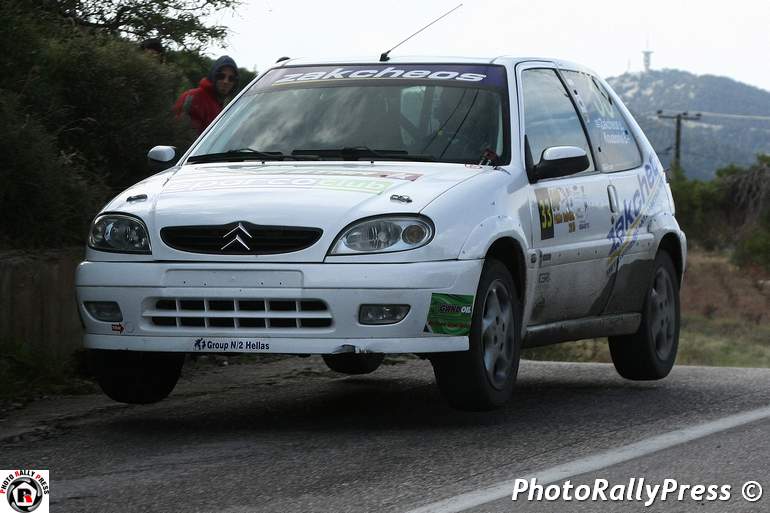 Εντυπωσιακή εμφάνιση του Νίκου Ζακχαίου ο οποίος μαζί με τον Χρήστο Κουζιώνη και ένα Citroen Saxo κλάσης Ν2 βρέθηκε στην 13η θέση της γενικής έχοντας περάσει πολύ καλύτερα αγωνιστικά... 