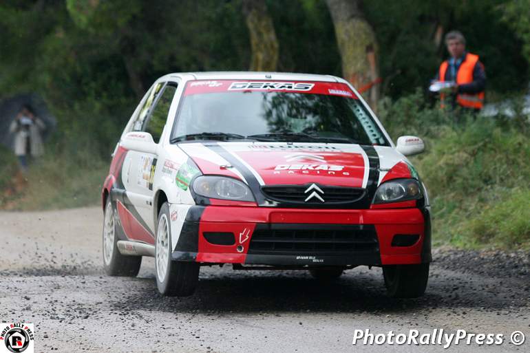 Άτυχοι οι Ντέκας - Χειλάκης οι οποίοι εγκατέλειψαν όταν το Citroen Saxo τους παρουσίασε μηχανική βλάβη... 