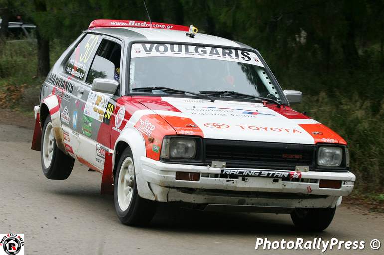 O... άρρωστος Θοδωρής Βούλγαρης έτρεξε έχοντας δίπλα του τον Γιώργο Μανδάνη και όπλο το κλασικό Toyota Starlet!