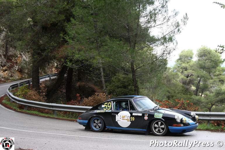 Άτυχος ο Παντελής Αντωνόπουλος ο οποίος είχε δίπλα του την Μαίρα Καλλίτση αλλά εγκατέλειψε στην 5η ειδική διαδρομή όταν η Porsche του παρουσίασε μηχανική βλάβη... 