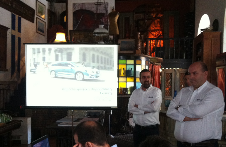 Ο Γιάννης Κώτσης (δεξιά) μαζί με τον επικεφαλής της Subaru στην Ελλάδα, Γιάννη Χεκιμιάν...