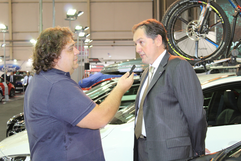 O Πάρις Ποντίκας με τον υπεύθυνο δημοσίων σχέσεων της Volvo Νίκο Μαρτίνο (δεξιά)