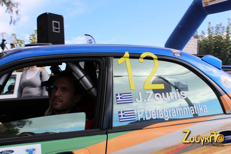 Σκεπτικός ο Γιάννης Ζούνης που έτρεξε έχοντας δίπλα του την Παναγιώτα Δελλαγραμάτικα...