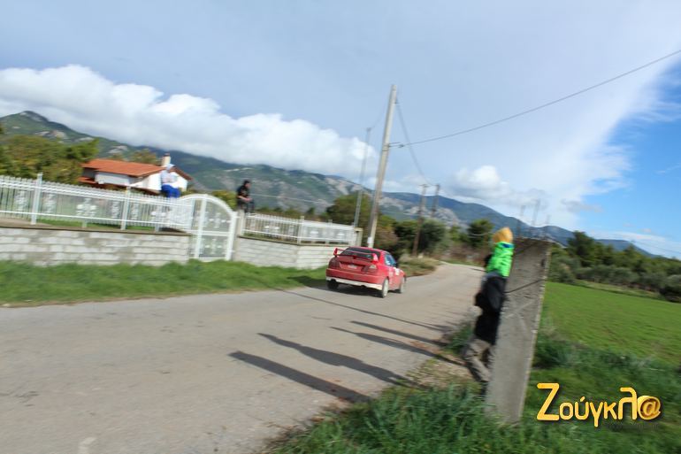 Ο πιτσιρικάς στους ώμους του μπαμπά μπορεί να έχει βρει την καλύτερη και πιο άνετη θέση αλλά και οι δύο θεατές πάνω στις κολώνες δεν πάνε πίσω!!! Αγώνας με θέα... Και από ψηλά...