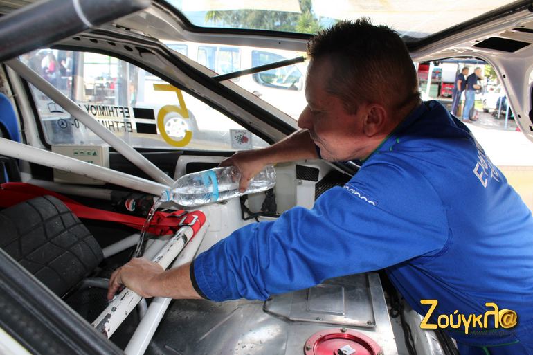 Τι να ρίχνει άραγε; 