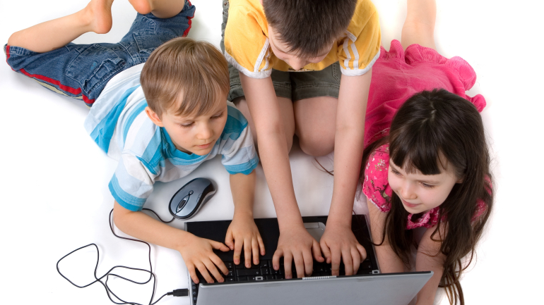 Παιδιά και Διαδίκτυο: Συμβουλές ασφαλούς χρήσης προς τους γονείς