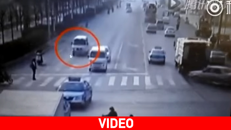 Κίνα: «Αόρατη» δύναμη σηκώνει αυτοκίνητα στον δρόμο