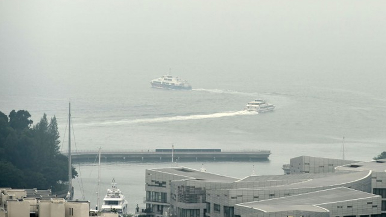 Ινδονησία: 97 άτομα διασώθηκαν από οχηματαγωγό που βυθίστηκε