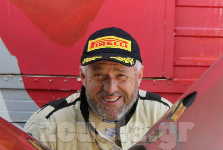 Ο Μιχάλης Ευθυμίου είναι πάντα με το χαμόγελο. Αξίζει να αναφέρουμε πως τη στιγμή που τραβήχτηκε η φωτογραφία (28 Νοεμβρίου) υπέφερε από τένοντα και δύο μέρες μετά μπήκε χειρουργείο όπου του συστήθηκε 1.5 μήνα ακινησίας...  