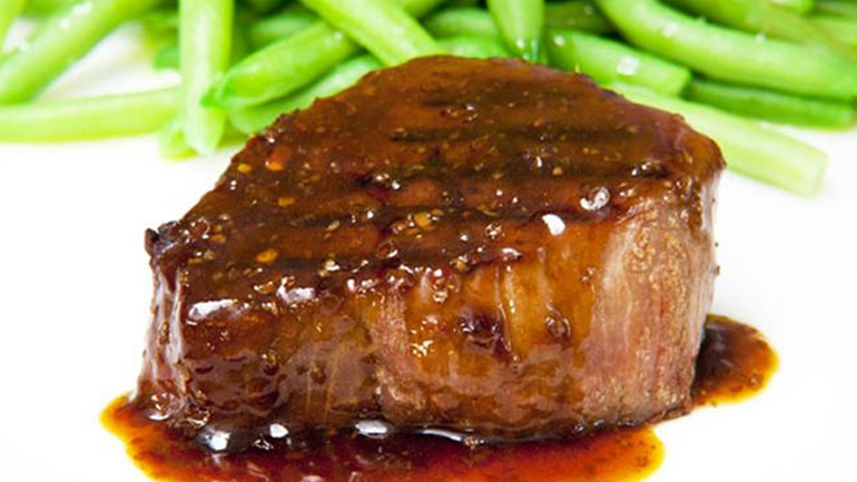 Για τους λάτρεις του καλού φιλέτου προτείνουμε μοσχαρίσια φιλετάκια σε σάλτσα κρασιού