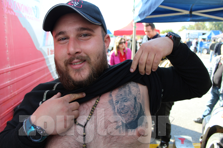 Ο Παναγιώτης Ευθυμίου με χαρά δείχνει το τατουάζ με το πρόσωπο του πατέρα του...