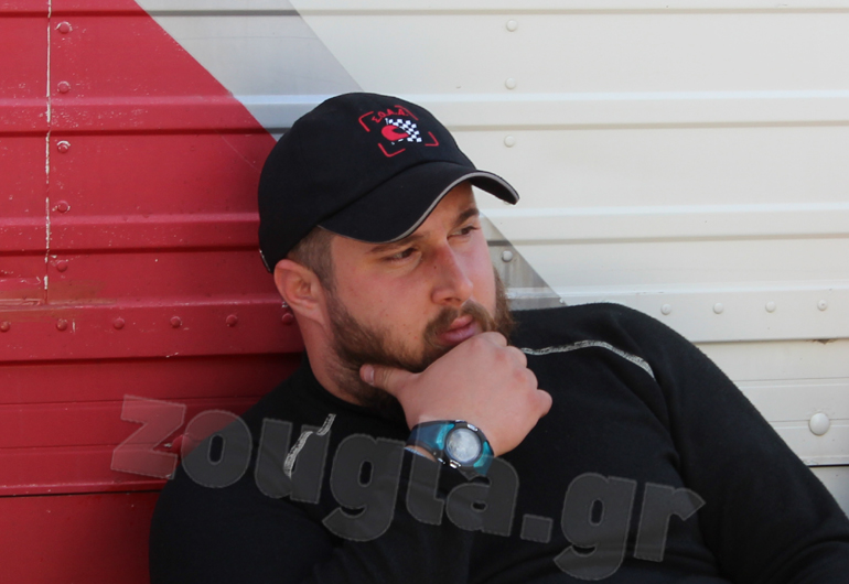 'Να το οδηγήσω εγώ ή να το αφήσω του πατέρα μου'; Φαίνεται να σκέφτεται λίγο τρέξει σε ειδικές του ράλι Παλάδιο ο Παναγιώτης Ευθυμίου... 