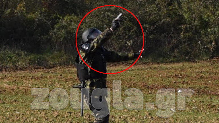 Πυροβολεί με υπηρεσιακό όπλο