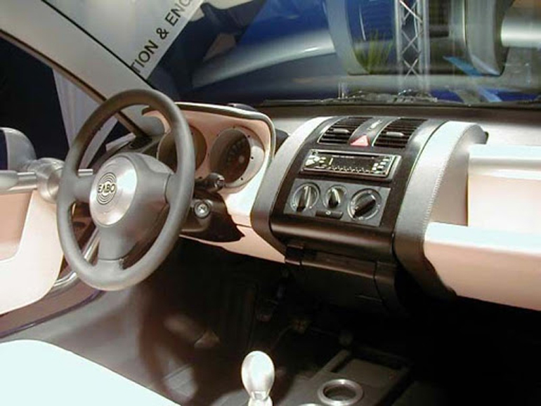 Ο Γιώργος Λιαμάδης Αρχιτέκτονας, MA/PgD Automotive Design, PhD και Λέκτορας στο Αριστοτέλειο Πανεπιστήμιο Θεσσαλονίκης, εργαζόμενος στον οίκο Pininfarina σχεδίασε το Aletis