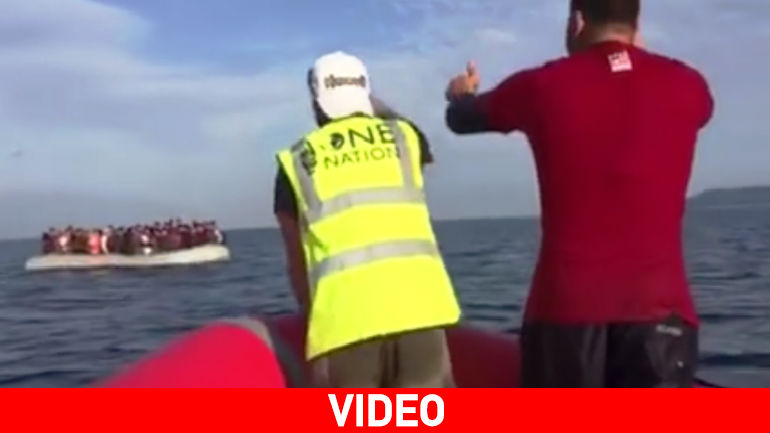 Φιλανθρωπική οργάνωση υποδέχεται πρόσφυγες με το έμβλημα των τζιχαντιστών