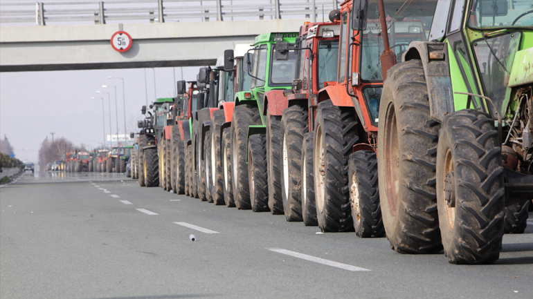 Κλιμακώνουν τις κινητοποιήσεις τους οι αγρότες της Θεσσαλίας