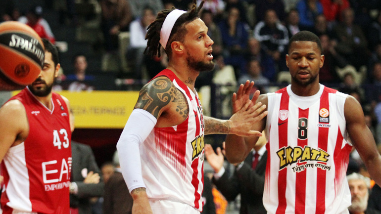 Αγκαλιά με την πρώτη θέση ο Ολυμπιακός, 73-63 την Αρμάνι