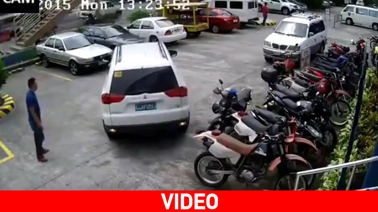 Πήγε για βοήθεια αλλά τα διέλυσε όλα!