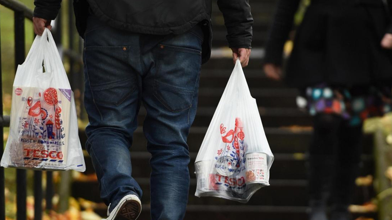 Μειώθηκε κατά 78% η χρήση της πλαστικής σακούλας στη Βρετανία