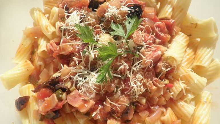 Ριγκατόνι με χωριάτικη σάλτσα