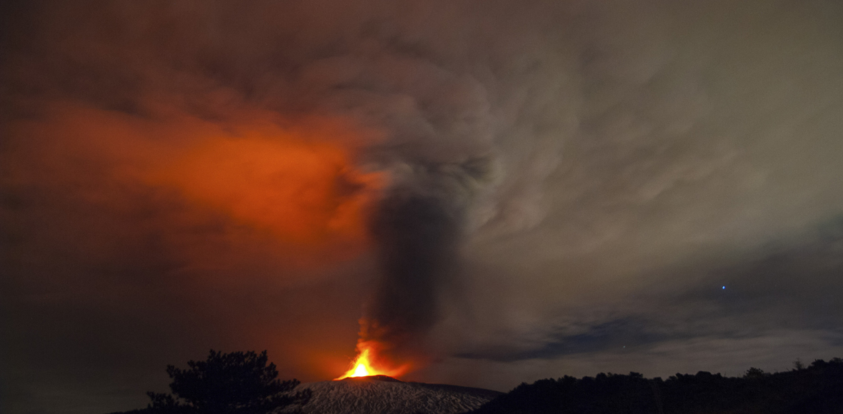 Η Αίτνα βρυχάται