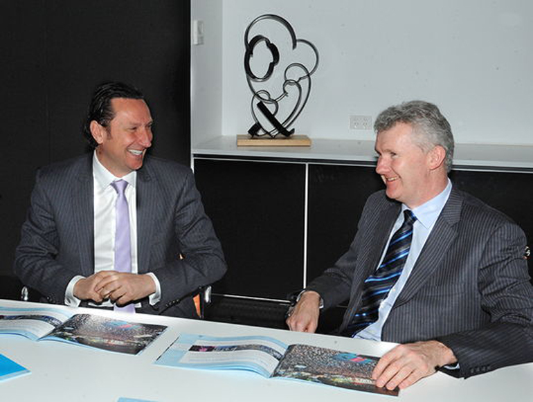 Από τη συνάντηση μελών του Δ.Σ. της Κοινότητας με τον πρώην υπουργό Μετανάστευσης κ. Τόνυ Μπερκ. Στη φωτό ο κ. Β. Παπαστεργιάδης με τον κ. Τ. Μπερκ