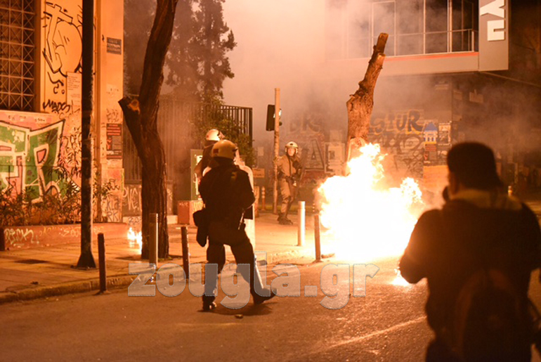 Ρίψη μολότοφ εναντίον των αστυνομικών