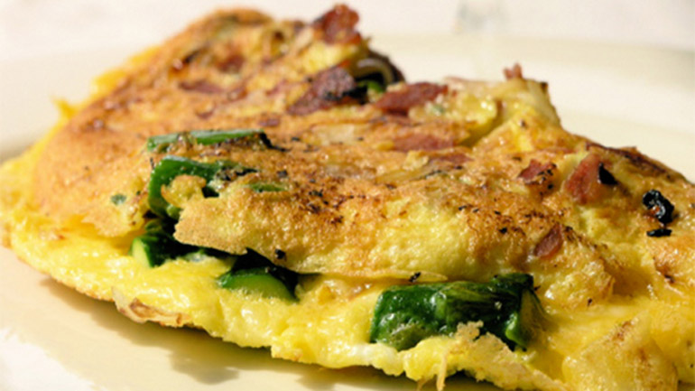 Ομελέτα με σπαράγγια και άγρια χόρτα