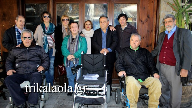 Τρίκαλα: Μάζεψαν δύο τόνους πλαστικά καπάκια για να αγοράσουν ένα αναπηρικό αμαξίδιο