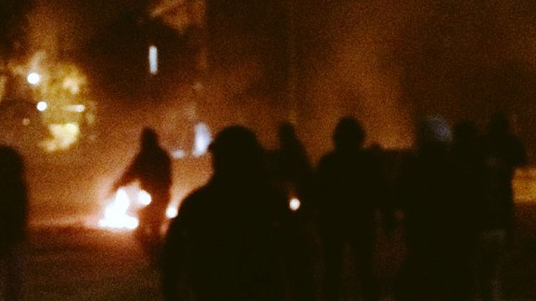 Επεισόδια στην Κομοτηνή: Μολότοφ και χημικά έξω από το παλιό κτήριο της Νομικής