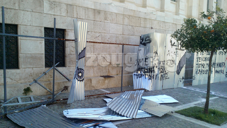 Μικροζημιές στον χώρο των Προπυλαίων