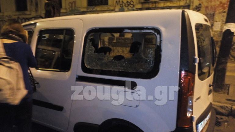 Από τις πέτρες έσπασαν τα τζάμια του νοικιασμένου οχήματος