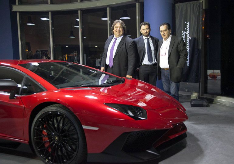 Πίσω από την εκρηκτική Lamborghini Aventador 750-4 SV και από αριστερά οι: Πάρις Ποντίκας, Βασίλης Σαρημπαλίδης και Άρης Γαλανόπουλος...