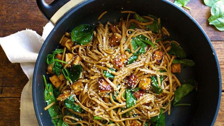 Noodles με λαχανικά και σόγια σως