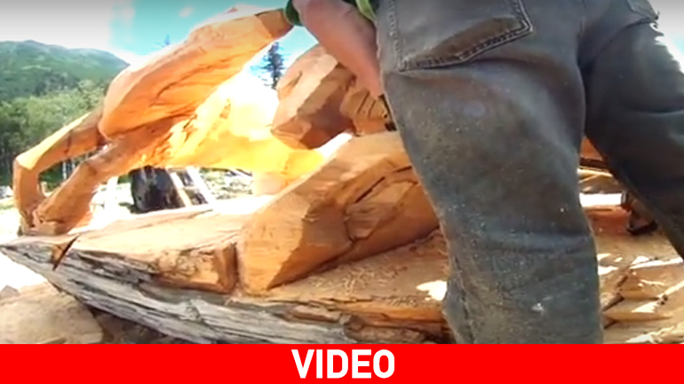 Πήρε έναν κορμό δέντρου και τον μετέτρεψε σε…