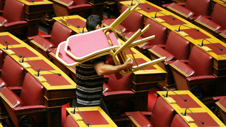 Ανακλήθηκε ο διορισμός μόνιμου υπαλλήλου της Βουλής με πλαστό πτυχίο