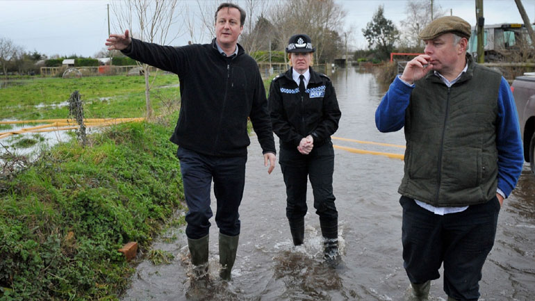 Έκτακτη βοήθεια στους πλημμυροπαθείς υπόσχεται ο Ντέιβιντ Κάμερον