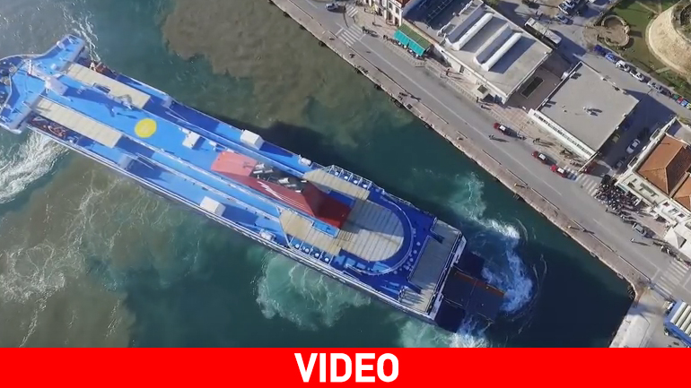 Η μανούβρα του «Νήσος Μύκονος» στο λιμάνι της Χίου