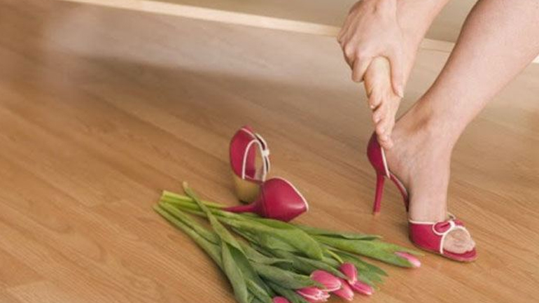 Αντιμετωπίστε φυσικά τους πόνους στα πόδια