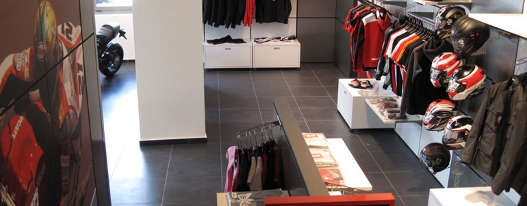 Πολλά είδη ρουχισμού θα βρείτε στο Ducati Stock House Corner...