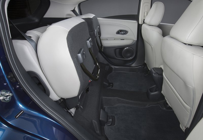 Η πίσω σειρά καθισμάτων σηκώνεται εύκολα και ο χώρος μετατρέπεται σε έναν ακόμα χώρο για αποσκευές...