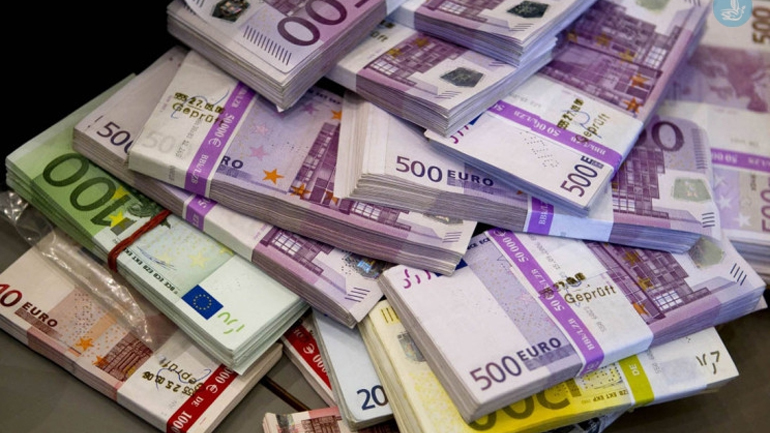 Κάθειρξη 21 ετών σε τραπεζική υπάλληλο για υπεξαίρεση 2,7 εκατ. ευρώ