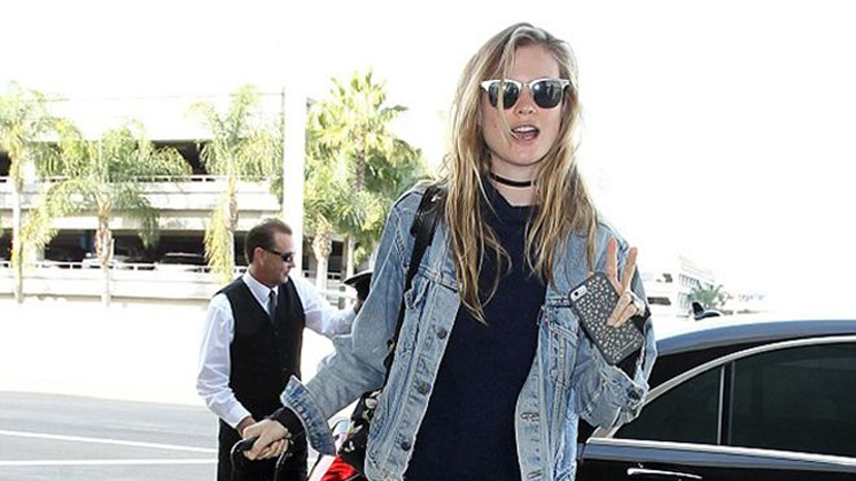 Συνδύασε το τζιν μπουφάν σου όπως η Behati Prinsloo