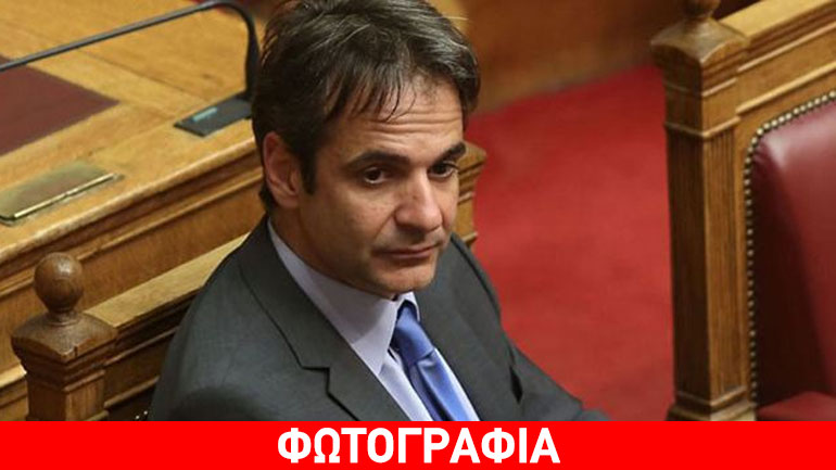 Δείτε την πόζα του Κυριάκου Μητσοτάκη δίπλα στον Άγιο Βασίλη