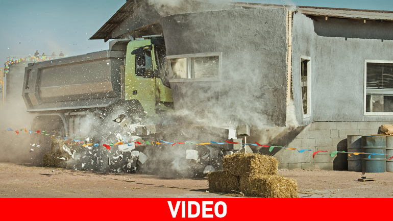 Τετράχρονο κοριτσάκι διαλύει φορτηγό της Volvo